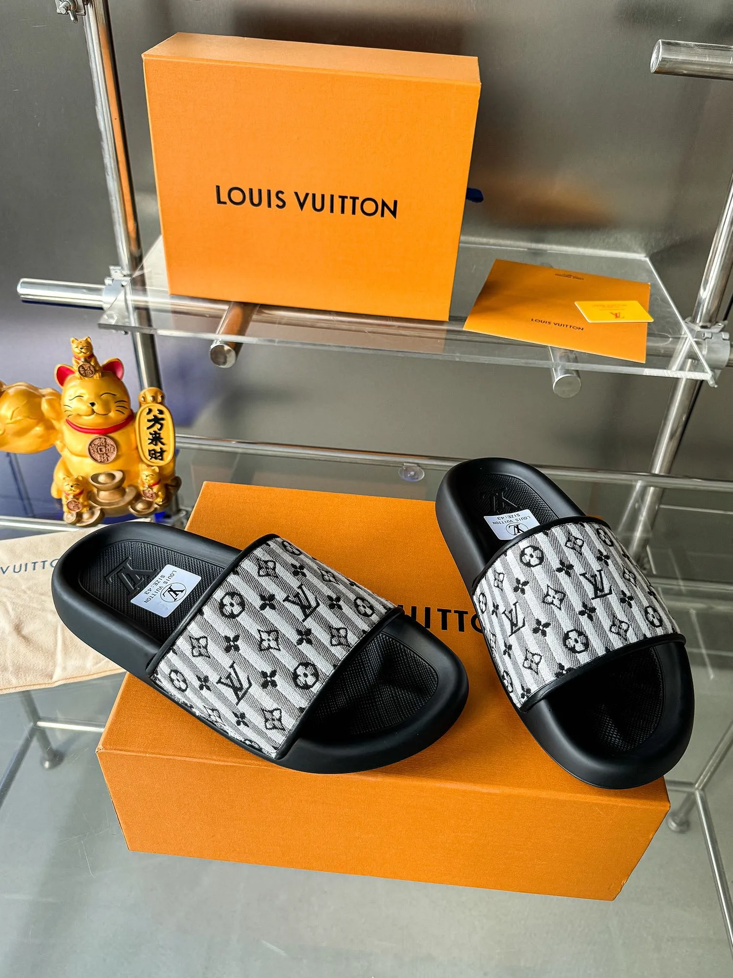 [L Home] P: 300💰 ▪️Shoe size: Women's 35-40 Men's 38-46▪️Packaging: Counter top quality~original packaging Louis Vuitton lv couple's monogram embossed slippers This season, Waterfront sandals return with a new look, and the upper buckle is embossed with Louis Vuitton's iconic Monogram pattern. Made of waterproof rubber with a comfortable and resilient insole. The lightweight, flexible outsole is embossed with the Louis Vuitton logo. Exquisitely packaged at the delivery counter 🛍📦 ▪️Fabric: Original molded rubber foam ▪️Sole: Original molded rubber foam outsole ▪️Sole thickness: 3CM.
